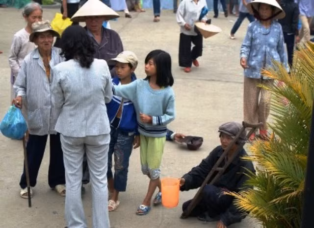 Tượng đài Quan Thế Âm trên núi Tứ Tượng (thôn Bằng Lãng, xã Thủy Bằng, thị xã Hương Thủy) "nổi tiếng" về nạn ăn xin đeo bám du khách
