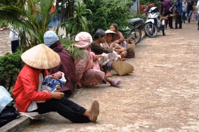 Đường đi từ chân núi lên tượng đài Quan Thế Âm dài chừng 500m có đến gần 100 người ăn xin.