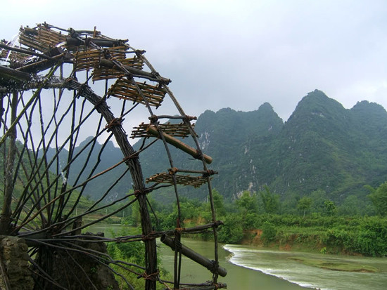Mỗi khi vận hành, những guồng nước vĩnh cửu cùng với tiếng róc rách trầm bổng, mang đậm âm hưởng miền núi suốt đêm ngày (Ảnh: Internet).