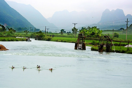 Những chiếc cọn ngày đêm guồng nước âm thầm, chịu thương, chịu khó, cần cù và nhẫn nại đã trở thành cảm hứng vô tận và đi vào những tác phẩm nghệ thuật, phim ảnh, thơ ca....(Ảnh: Internet).
