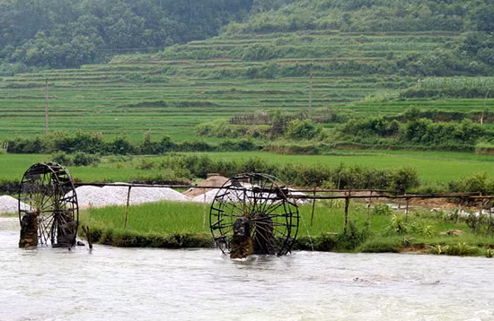 Với lối sống gần gũi, việc biến những vật liệu lấy từ tự nhiên thành một chiếc cọn nước hoàn chỉnh phục vụ công việc sản xuất, lao động và chinh phục, cải tạo thiên nhiên cho ta thấy sự sáng tạo kỳ diệu của con người vùng cao (Ảnh: Internet).