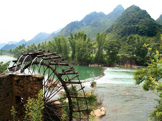 Mỗi khi vận hành, những guồng nước vĩnh cửu cùng với tiếng róc rách trầm bổng, mang đậm âm hưởng miền núi suốt đêm ngày (Ảnh: Internet).