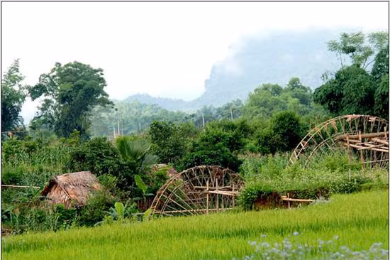 Không chỉ là một công cụ thủy lợi, một bản sắc văn hóa độc đáo, những chiếc cọn nước còn như một chứng nhân muôn đời của nền văn minh lúa nước khi con người tiến lên non cao (Ảnh: Internet).