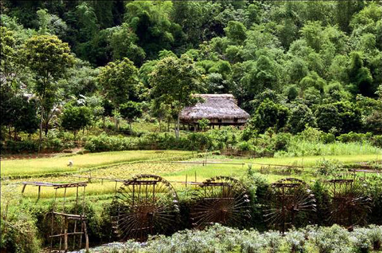 Không chỉ là một công cụ thủy lợi, một bản sắc văn hóa độc đáo, những chiếc cọn nước còn như một chứng nhân muôn đời của nền văn minh lúa nước khi con người tiến lên non cao (Ảnh: Internet).