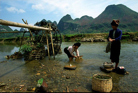 Nhờ những "vòng quay vĩnh cửu" mà cuộc sống sinh hoạt của bao thế hệ các dân tộc thiểu số vùng cao được thuận tiện, no đủ hơn (Ảnh: Internet).