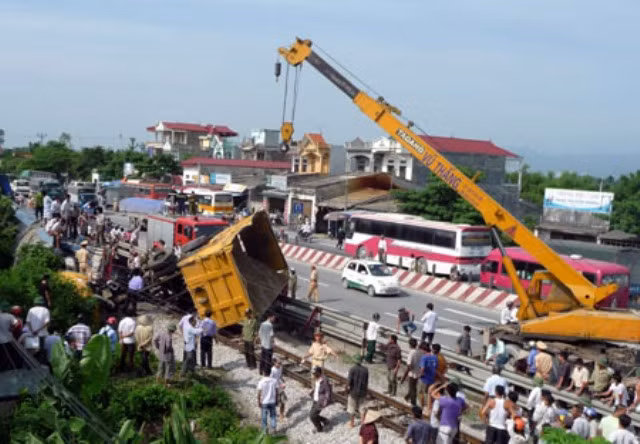 Những chiếc xe cẩu cỡ lớn được điều đến hiện trường phục vụ công tác cứu hộ (Ảnh Tiến Nguyên - Dân trí) Những chiếc xe cẩu cỡ lớn được điều đến hiện trường phục vụ công tác cứu hộ (Ảnh Tiến Nguyên - Dân trí)