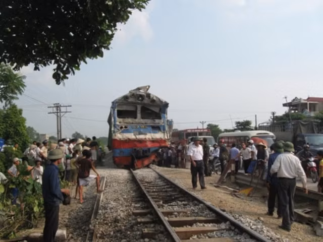 Do tài xế xe tải bất cẩn khi băng qua đường dân sinh đã đâm thẳng vào tàu hỏa khiến 6 người thương vong (Ảnh Bạn đọc) Do tài xế xe tải bất cẩn khi băng qua đường dân sinh đã đâm thẳng vào tàu hỏa khiến 6 người thương vong (Ảnh Bạn đọc)