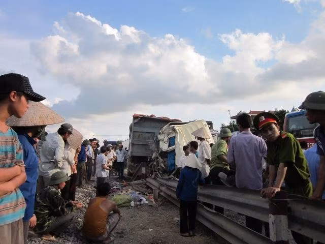 Vụ va chạm nghiêm trọng giữa tàu hỏa và xe ben khiến tuyến đường Quốc lộ 1A tắc nghẹn nhiều giờ (Ảnh C.T) Vụ va chạm nghiêm trọng giữa tàu hỏa và xe ben khiến tuyến đường Quốc lộ 1A tắc nghẹn nhiều giờ (Ảnh C.T)