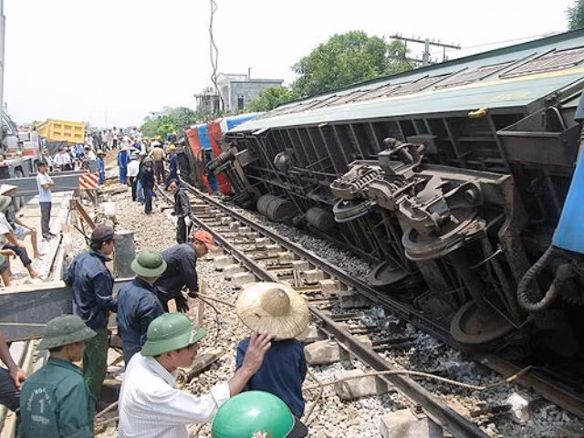 Vụ tai nạn xảy ra sáng 6-8 khiến đầu tàu và hai toa của đoàn tàu TN6 đổ nghiêng. (Ảnh: Ngọc Thái - Bạn đọc ) Vụ tai nạn xảy ra sáng 6-8 khiến đầu tàu và hai toa của đoàn tàu TN6 đổ nghiêng. (Ảnh: Ngọc Thái - Bạn đọc )
