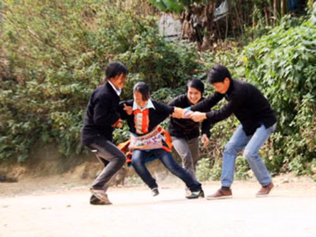 Theo phong tục, khi chàng trai (xã Vàng Ma Chải, huyện Phong Thổ, Lai Châu.) kéo thì cô gái phải chống đối, càng chống đối thì gia đình càng hạnh phúc, càng nhiều con cái. Tuy nhiên, vẫn còn một số đám kéo vợ đôi trai gái chưa có sự tìm hiểu trước hay sự đồng ý của cô gái mà các chàng trai gặp là “bắt” về nhà”