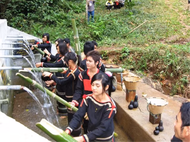Đồng bào Êđê ở Tây Nguyên có phong tục “Cúng bến nước”. Lễ này nhằm cầu khấn cho nước luôn chảy trong, chảy suốt và chảy sạch
