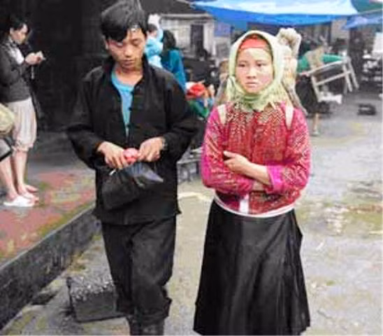 Một tục lệ đã có hàng nghìn năm tuổi của đồng bào các dân tộc thiểu số như Mường Lát, Thanh Hóa là ngủ thăm. Khi màn đêm buông, những chàng trai chưa vợ có thể cạy cửa nhà các thiếu nữ mới lớn để chui vào tán tỉnh ở tư thế... chung chăn, chung gối với cô gái. Nếu mọi chuyện tốt đẹp, sau 5-6 lần ngủ thăm, chàng trai sẽ mang bạc trắng, lợn béo, rượu cần sang hỏi cô gái làm vợ...