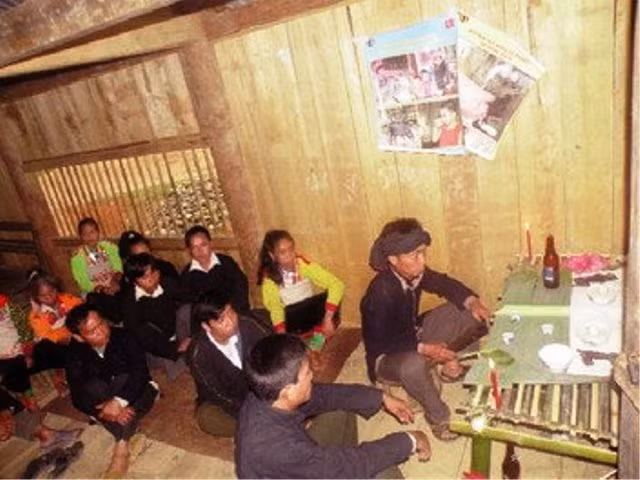 Người Mảng (Lai Châu) có tục lệ xăm cằm cho nam nữ thanh niên ở độ tuổi 12-18, đánh dấu sự trưởng thành của một con người trong cộng đồng. Tục xăm cằm tượng trưng cho sức mạnh của đấng tối cao che chở, giúp đỡ cho con người trước thế giới siêu nhiên cũng như cầu mong đức tính hiền dịu, đảm đang cho người phụ nữ. Người được xăm cằm cảm thấy tự hào, vui vẻ vì biết được sau nghi thức này mình đã trở thành người trưởng thành, có tiếng nói trong cộng đồng, dòng tộc, được mọi người tôn trọng hơn