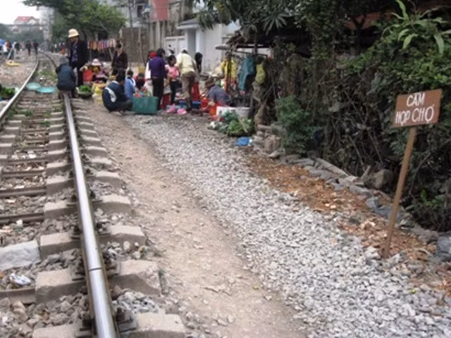 Luôn tiềm ẩn nguy cơ TNGT đường sắt bất chợt