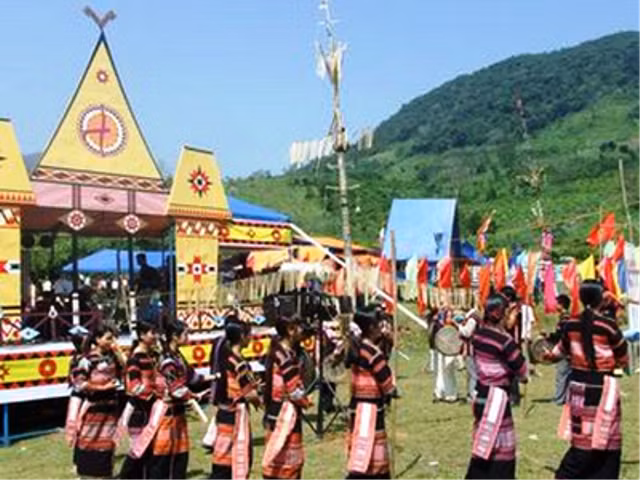 Múa cồng chiêng của đồng bào dân tộc Ba Na ở Bình Định. Khi tổ chức đám cưới cả cô dâu và chú rể đều phải tham gia múa cồng chiêng Múa cồng chiêng của đồng bào dân tộc Ba Na ở Bình Định. Khi tổ chức đám cưới cả cô dâu và chú rể đều phải tham gia múa cồng chiêng