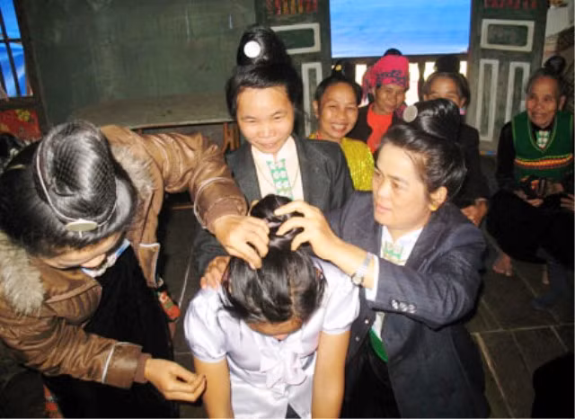 Một nét đặc sắc không thể bỏ qua trong đám cưới của người Thái đen là lễ Tằng cẩu (búi tóc cho cô dâu). Đồ sính lễ được dùng cho lễ Tằng cẩu sẽ do bố mẹ chú rể đưa sang Một nét đặc sắc không thể bỏ qua trong đám cưới của người Thái đen là lễ Tằng cẩu (búi tóc cho cô dâu). Đồ sính lễ được dùng cho lễ Tằng cẩu sẽ do bố mẹ chú rể đưa sang