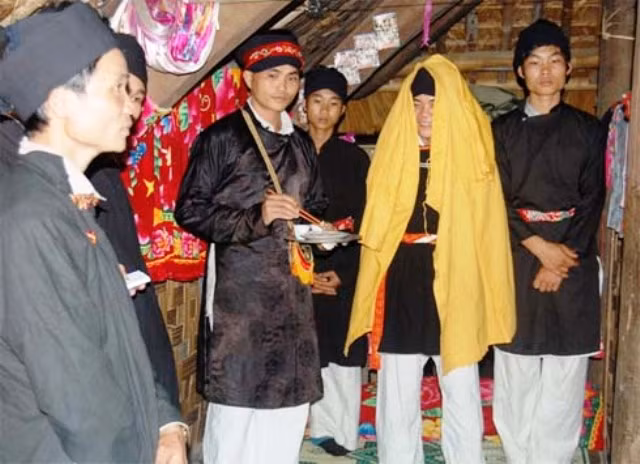 Đêm tân hôn, chú rể (choàng áo vàng) sẽ đi thẳng vào buồng cô dâu và đêm hôm đó sẽ ngủ lại một đêm tại buồng, còn cô dâu lại được giấu tạm đi nơi khác. Đêm tân hôn, chú rể (choàng áo vàng) sẽ đi thẳng vào buồng cô dâu và đêm hôm đó sẽ ngủ lại một đêm tại buồng, còn cô dâu lại được giấu tạm đi nơi khác.
