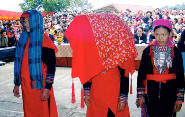 Người Dao đỏ ở xã vùng cao Nậm Đét (Bắc Hà), khi đôi trai gái quen nhau, mến nhau và họ đi đến quyết định xây dựng hạnh phúc lứa đôi thì gia đình nhà trai sang nhà gái tiến hành thủ tục hỏi vợ cho chàng trai và đi đến lễ cưới phải qua 2 lần làm lễ ăn hỏi. Người Dao đỏ ở xã vùng cao Nậm Đét (Bắc Hà), khi đôi trai gái quen nhau, mến nhau và họ đi đến quyết định xây dựng hạnh phúc lứa đôi thì gia đình nhà trai sang nhà gái tiến hành thủ tục hỏi vợ cho chàng trai và đi đến lễ cưới phải qua 2 lần làm lễ ăn hỏi.