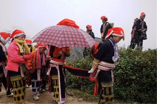 Theo phong tục của đồng bào Mông (Yên Bái), khi đưa cô dâu về nhà chồng thì dù gần hay xa đều phải tổ chức ăn một bữa cơm ở dọc đường. Họ cho rằng bữa cơm đó là để báo với các vị thần linh là nhà trai đã được đón con gái người ta về làm dâu con trong nhà và mời các vị thần linh chứng kiến và phù hộ cho đôi vợ chồng trẻ chịu khó làm ăn, phát tài, sinh được nhiều con cháu. Theo phong tục của đồng bào Mông (Yên Bái), khi đưa cô dâu về nhà chồng thì dù gần hay xa đều phải tổ chức ăn một bữa cơm ở dọc đường. Họ cho rằng bữa cơm đó là để báo với các vị thần linh là nhà trai đã được đón con gái người ta về làm dâu con trong nhà và mời các vị thần linh chứng kiến và phù hộ cho đôi vợ chồng trẻ chịu khó làm ăn, phát tài, sinh được nhiều con cháu.