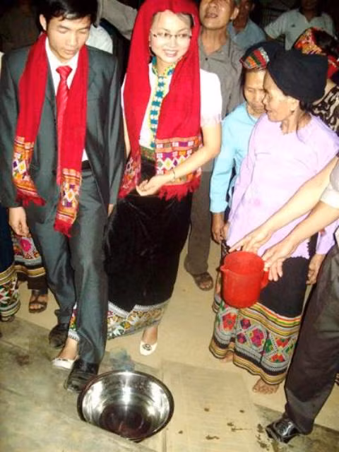 Bao đời nay, người dân tộc Thái ở một số nơi của huyện Con Cuông (Nghệ An) đã tồn tại một tục lệ rất đặc biệt, đó là trong ngày đám cưới, chú rể chỉ được rước cô dâu về nhà đúng vào thời khắc giao thoa giữa ngày cũ và ngày mới. Trước khi tổ chức, chú rể và cô dâu phải thực hiện nghi lễ rửa chân Bao đời nay, người dân tộc Thái ở một số nơi của huyện Con Cuông (Nghệ An) đã tồn tại một tục lệ rất đặc biệt, đó là trong ngày đám cưới, chú rể chỉ được rước cô dâu về nhà đúng vào thời khắc giao thoa giữa ngày cũ và ngày mới. Trước khi tổ chức, chú rể và cô dâu phải thực hiện nghi lễ rửa chân