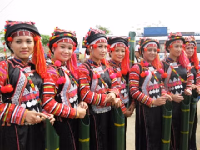 Đối với người con trai dân tộc Dao Ðỏ, nếu thích cô gái nào thì chàng trai trao tặng cô gái đồng bạc trắng. Nếu ba ngày sau đó mà không thấy nhà gái đem trả đồng bạc trắng thì nhà trai mang lễ đến xin cưới Đối với người con trai dân tộc Dao Ðỏ, nếu thích cô gái nào thì chàng trai trao tặng cô gái đồng bạc trắng. Nếu ba ngày sau đó mà không thấy nhà gái đem trả đồng bạc trắng thì nhà trai mang lễ đến xin cưới