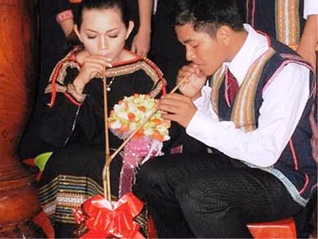 Thiếu nữ Jrai và Ê đê người tây Nguyên sau khi cưới phải cữ 7 ngày, đôi tân hôn tránh gặp người lạ và không ra khỏi nhà. Thiếu nữ Jrai và Ê đê người tây Nguyên sau khi cưới phải cữ 7 ngày, đôi tân hôn tránh gặp người lạ và không ra khỏi nhà.