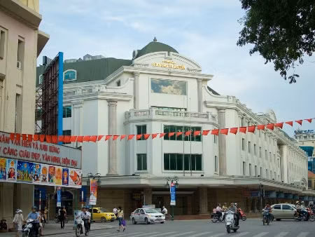 Cuối cùng, phương án liên doanh với đối tác nước ngoài được lựa chọn bởi tính khả thi cao nhất. Để chọn được đối tác khai thác trung tâm này, một cuộc thi được tổ chức thu hút 5 gương mặt sừng sỏ nhất tại châu Á tham gia, trong đó có những tên tuổi như Parkson (Malaysia), Lotte (Hàn Quốc), DFS (Singapore)… Cuối cùng DFS, được biết đến với chuỗi cửa hàng miễn thuế tại các sân bay trên toàn thế giới, được lựa chọn. Ảnh: Tiền phong. Cuối cùng, phương án liên doanh với đối tác nước ngoài được lựa chọn bởi tính khả thi cao nhất. Để chọn được đối tác khai thác trung tâm này, một cuộc thi được tổ chức thu hút 5 gương mặt sừng sỏ nhất tại châu Á tham gia, trong đó có những tên tuổi như Parkson (Malaysia), Lotte (Hàn Quốc), DFS (Singapore)… Cuối cùng DFS, được biết đến với chuỗi cửa hàng miễn thuế tại các sân bay trên toàn thế giới, được lựa chọn. Ảnh: Tiền phong.