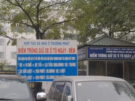 “Hà Nội phải xây dựng nhiều điểm đỗ xe hơn nữa phục vụ người dân. Bên cạnh đó phải sắp xếp lại các điểm trông giữ phương tiện đảm bảo mỹ quan đô thị nhất là khu vực trung tâm. Không để lấn chiếm hè phố lòng đường kinh doanh trái phép”, Phó Thủ tướng Nguyễn Xuân Phúc nhấn mạnh. Ảnh: Dân trí “Hà Nội phải xây dựng nhiều điểm đỗ xe hơn nữa phục vụ người dân. Bên cạnh đó phải sắp xếp lại các điểm trông giữ phương tiện đảm bảo mỹ quan đô thị nhất là khu vực trung tâm. Không để lấn chiếm hè phố lòng đường kinh doanh trái phép”, Phó Thủ tướng Nguyễn Xuân Phúc nhấn mạnh. Ảnh: Dân trí
