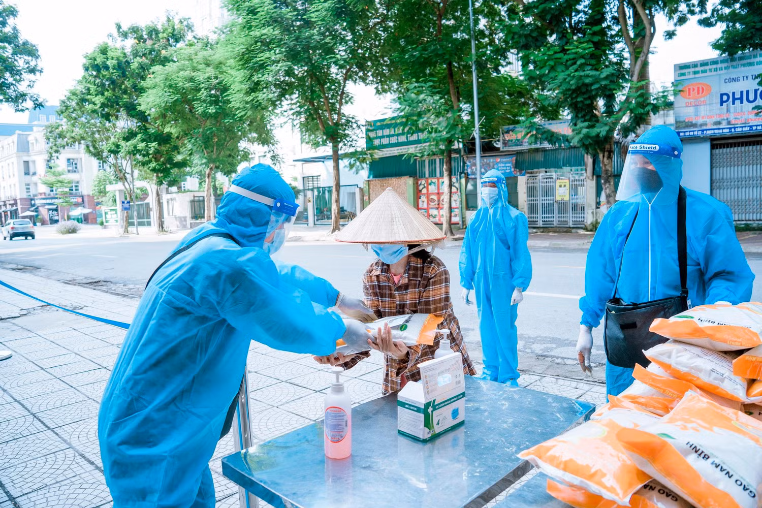 Mọi người theo buổi hẹn trên phiếu đã đến trường Marie Curie để nhận quà Mọi người theo buổi hẹn trên phiếu đã đến trường Marie Curie để nhận quà