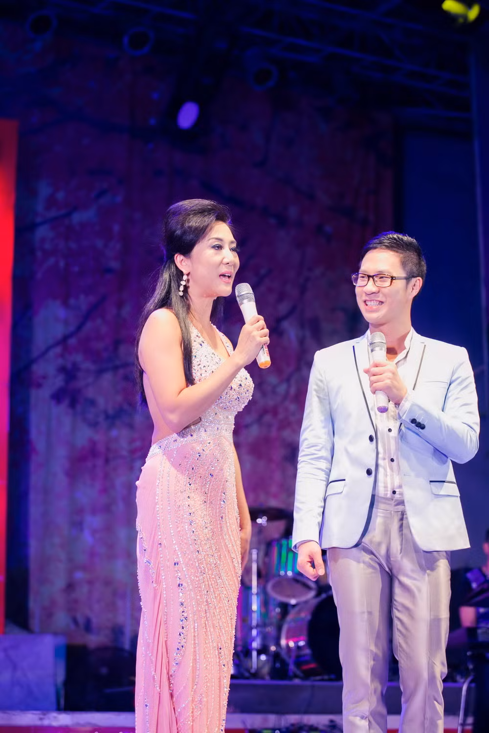 MC Anh Quân cùng MC Kỳ Duyên dẫn chương trình trên sân khấu