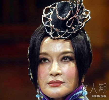Lưu Hiểu Khánh trong tạo hình nhân vật Sái Tam Hoa. Tuổi tác đã đánh gục mọi sự cố gắng của bà. Lưu Hiểu Khánh trong tạo hình nhân vật Sái Tam Hoa. Tuổi tác đã đánh gục mọi sự cố gắng của bà.