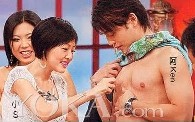 Khó đỡ hơn là nhổ từng sợi lông trên ngực khổ chủ. Khó đỡ hơn là nhổ từng sợi lông trên ngực khổ chủ.