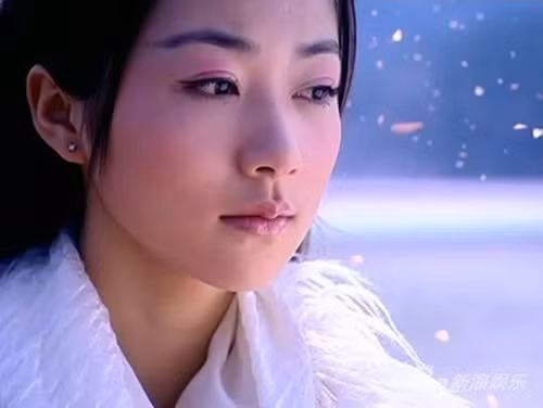 Hàn Tuyết (2011). Đạo diễn Hoàng Kiến Trung đã phải lục tìm khá kĩ càng để chọn ra mỹ nhân có khả năng vượt qua đàn chị Hứa Tịnh. Cuối cùng, mắt xanh của đạo diễn Hoàng đã dừng lại ở Hàn Tuyết. Ông cho rằng, người đẹp này mang đậm khí chất của nàng Thánh Cô ma giáo. Hàn Tuyết (2011). Đạo diễn Hoàng Kiến Trung đã phải lục tìm khá kĩ càng để chọn ra mỹ nhân có khả năng vượt qua đàn chị Hứa Tịnh. Cuối cùng, mắt xanh của đạo diễn Hoàng đã dừng lại ở Hàn Tuyết. Ông cho rằng, người đẹp này mang đậm khí chất của nàng Thánh Cô ma giáo.