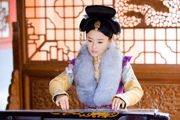 Chưa kể, bộ trang phục sặc sỡ khiến nàng Thánh cô 2012 này bị ví với… vẹt Nam Mỹ. Vốn đã chẳng ưa gì Viên San San bởi cô nàng không có chút khí chất Thánh cô nào, một bộ phận khán giả lại được dịp kêu ca, phàn nàn về vai diễn của cô nàng. Chưa kể, bộ trang phục sặc sỡ khiến nàng Thánh cô 2012 này bị ví với… vẹt Nam Mỹ. Vốn đã chẳng ưa gì Viên San San bởi cô nàng không có chút khí chất Thánh cô nào, một bộ phận khán giả lại được dịp kêu ca, phàn nàn về vai diễn của cô nàng.