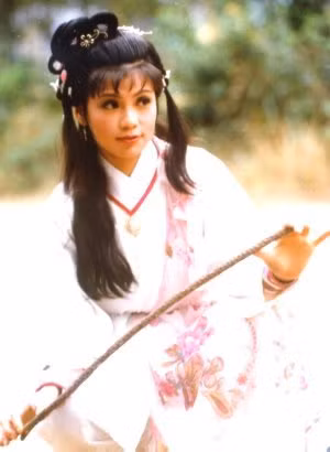 Ông Mỹ Linh (TVB -1983), Ông Mỹ Linh thể hiện xuất thần nhân vật Hoàng Dung trong Anh Hùng Xạ Điêu (1983), phiên bản được xem là kinh điển và thành công nhất của bộ tiểu thuyết này. Nếu xét về ngoại hình, có lẽ Ông Mỹ Linh khó lòng cạnh tranh với rừng người đẹp, nhưng nhắc đến sức ảnh hưởng của nhân vật và nhân vật Hoàng Dung, chắc chắn người đầu tiên khán giả nhớ đến sẽ là Ông Mỹ Linh.Ông Mỹ Linh tự sát năm 1985.