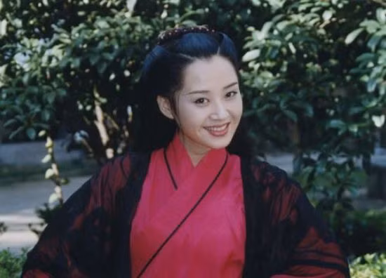 Hứa Tịnh (CTV - 2001), thể hiện nhân vật Nhậm Doanh Doanh thành công nhất và để lại ấn tượng nhiều nhất. Hứa Tịnh (CTV - 2001), thể hiện nhân vật Nhậm Doanh Doanh thành công nhất và để lại ấn tượng nhiều nhất.