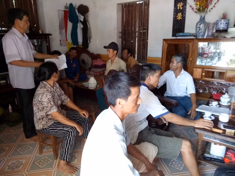 Nhiều phụ huynh có con đang theo học tại trường tiểu học Lệ Xá vô cùng bức xúc trước hàng loạt khoản thu trái quy định trong nhiều năm (Ảnh MC)