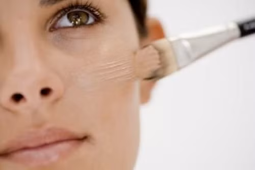 Màu kem che khuyết điểm không phù hợp Màu kem che khuyết điểm không phù hợp với mục đích cũng khiến mụn hay nếp nhăn nổi bật hơn. Chẳng hạn, kem che khuyết điểm dùng để che đi mụn sẽ không che được nếp nhăn. Chính vì vậy, bạn hãy lựa chọn ít nhất hai màu kem che khuyết điểm phù hợp với màu da của bạn.
