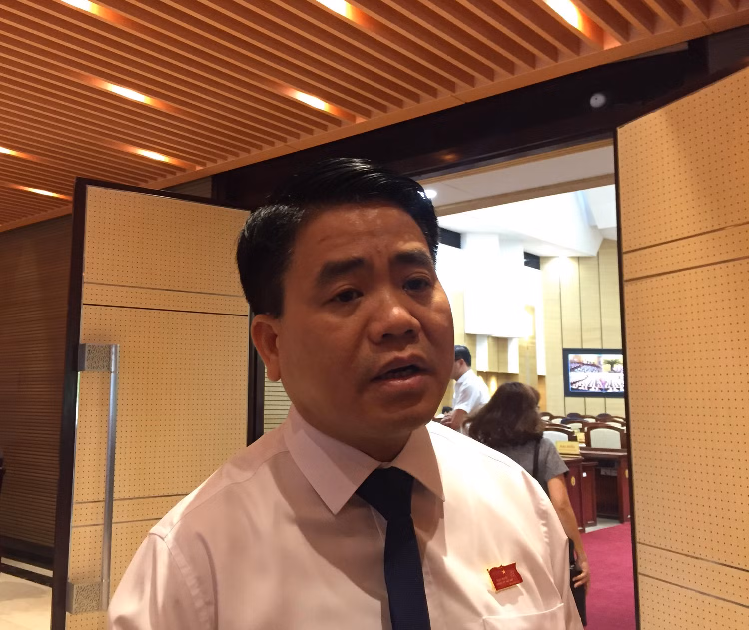 Chủ tịch Ủy ban Nhân dân Thành phố Hà Nội Nguyễn Đức Chung trao đổi với báo chí. Ảnh: Minh Nguyễn
