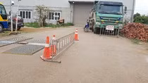 Chiếc xe tải do tài xế H.I.Q. điều khiển bị câu lưu nhiều ngày tại trạm cân xã Quảng Trạch.