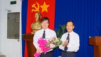 Ông Phạm Tuấn Anh (trái) được trở về chức vụ Phó Tổng Giám đốc Tổng công ty Bảo đảm an toàn Hàng hải miền Nam. Ảnh trên trang Tổng công ty Bảo đảm an toàn Hàng hải miền Nam.