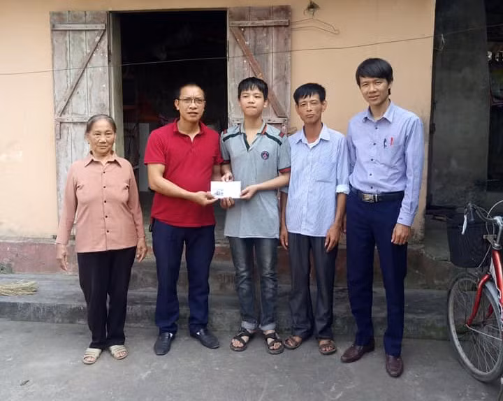 Thầy giáo Đỗ Thế Minh tham gia công tác từ thiện, giúp đỡ học sinh có hoàn cảnh đặc biệt khó khăn. Ảnh nhân vật cung cấp. Thầy giáo Đỗ Thế Minh tham gia công tác từ thiện, giúp đỡ học sinh có hoàn cảnh đặc biệt khó khăn. Ảnh nhân vật cung cấp.