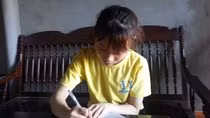 Nữ sinh Nguyễn Thị Nga viết đơn gửi cơ quan có thẩm quyền mong được cứu xét. Ảnh của Quốc Toản.