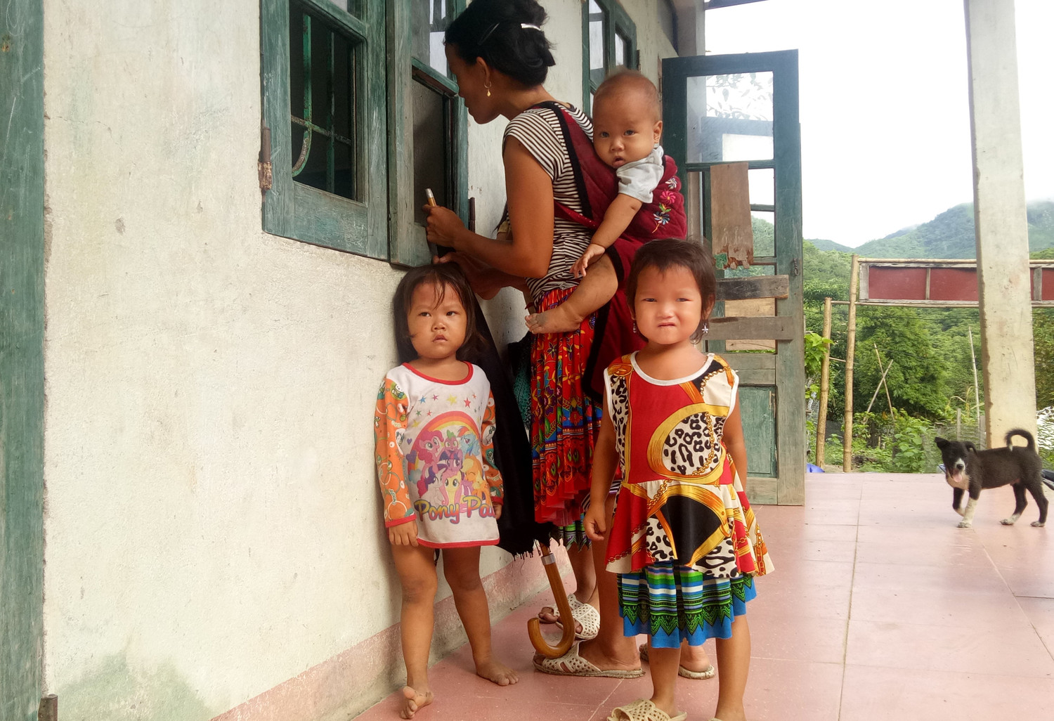 “Thanh Hóa nên tiết kiệm ngân sách trong việc tổ chức lễ kỷ niệm 990 năm danh xưng Thanh Hóa và dùng số tiền đó vào những việc cần thiết hơn như xây dựng trường học, y tế, nâng cao chất lượng đời sống nhân dân, an sinh xã hội...". Trong ảnh tư liệu: Những đứa trẻ vùng cao Mường Lát có nguy cơ thất học. “Thanh Hóa nên tiết kiệm ngân sách trong việc tổ chức lễ kỷ niệm 990 năm danh xưng Thanh Hóa và dùng số tiền đó vào những việc cần thiết hơn như xây dựng trường học, y tế, nâng cao chất lượng đời sống nhân dân, an sinh xã hội...". Trong ảnh tư liệu: Những đứa trẻ vùng cao Mường Lát có nguy cơ thất học.