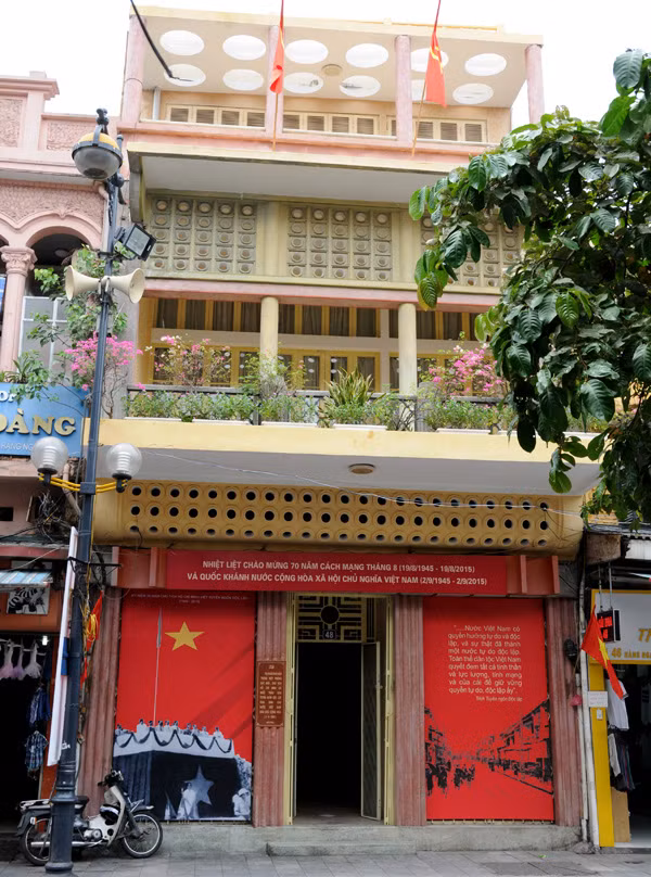 Ngôi nhà số 48 phố Hàng Ngang, nơi Chủ tịch Hồ Chí Minh đã ở và làm việc trong những ngày đầu tiên về Hà Nội. Ảnh: http://dangcongsan.vn. Ngôi nhà số 48 phố Hàng Ngang, nơi Chủ tịch Hồ Chí Minh đã ở và làm việc trong những ngày đầu tiên về Hà Nội. Ảnh: http://dangcongsan.vn.