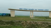 Dự án FLC Hoàng Long sau 3 năm vẫn là bãi đất trống phía sau chiếc cổng chào lạnh lẽo, vô hồn. Anh: Quốc Toản.