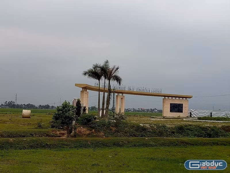 Dự án FLC Hoàng Long sau 3 năm vẫn là bãi đất trống phía sau chiếc cổng chào lạnh lẽo, vô hồn. Ảnh: Hữu Chí.