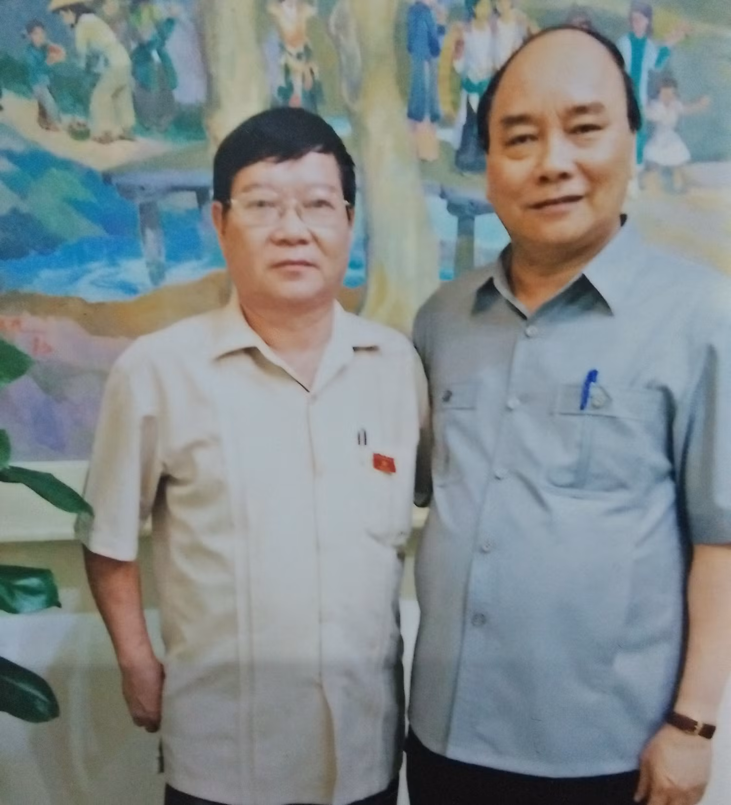 Ông Lê Như Tiến (trái), Thủ tướng Nguyễn Xuân Phúc (phải) chụp ảnh lưu niệm. Ảnh do tác giả cung cấp.