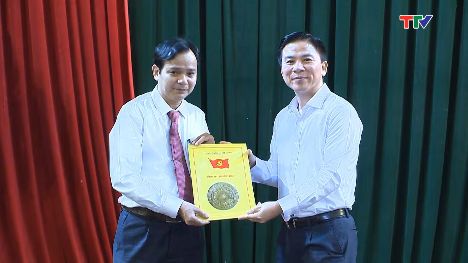 Ông Đỗ Trọng Hưng, Phó Bí thư Thường trực Tỉnh ủy, Trưởng đoàn Đại biểu Quốc hội tỉnh trao Quyết định cho đồng chí Trần Duy Bình thôi giữ chức vụ Giám đốc Sở Thông tin và Truyền thông, chỉ định tham gia Ban Chấp hành, Ban Thường vụ và giữ chức Bí thư Huyện ủy Hà Trung, nhiệm kỳ 2015 - 2020. Ảnh truyền hình Thanh Hóa. Ông Đỗ Trọng Hưng, Phó Bí thư Thường trực Tỉnh ủy, Trưởng đoàn Đại biểu Quốc hội tỉnh trao Quyết định cho đồng chí Trần Duy Bình thôi giữ chức vụ Giám đốc Sở Thông tin và Truyền thông, chỉ định tham gia Ban Chấp hành, Ban Thường vụ và giữ chức Bí thư Huyện ủy Hà Trung, nhiệm kỳ 2015 - 2020. Ảnh truyền hình Thanh Hóa.