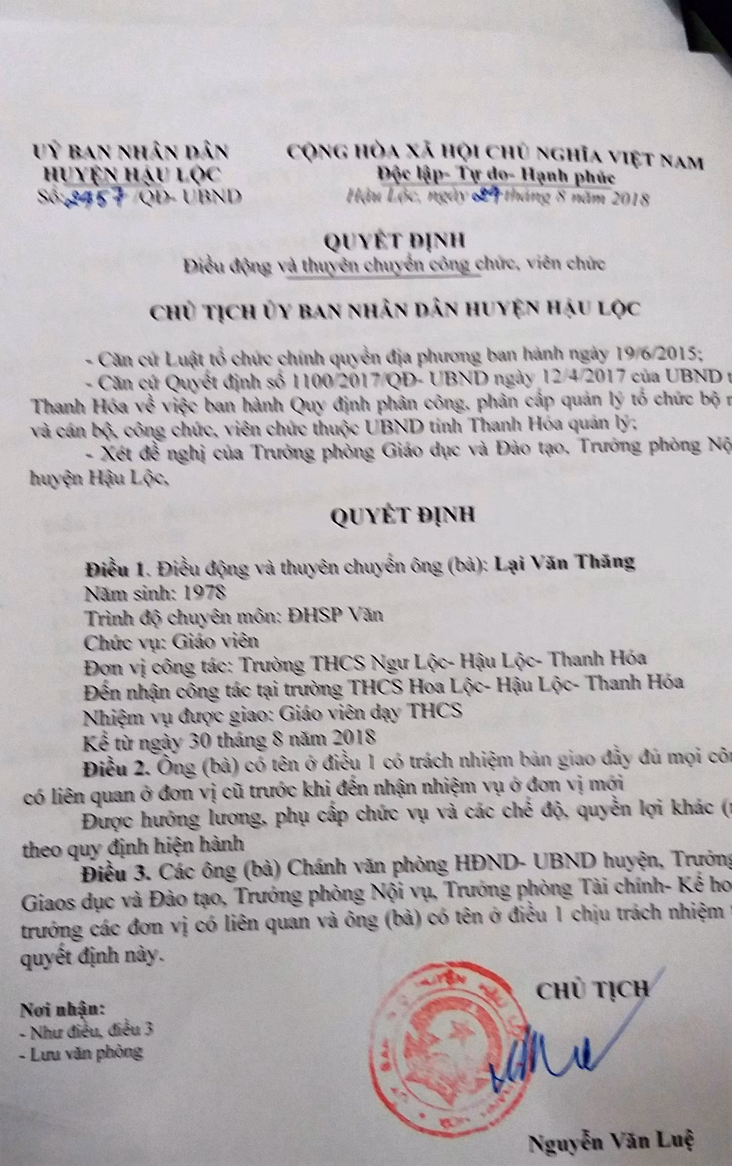 Trong quyết định điều động, luân chuyển đối với thầy giáo Lại Văn Thăng, cơ quan có thẩm quyền chỉ viện dẫn chung chung về việc phân công, phân cấp quản lý tổ chức bộ máy và cán bộ mà không nêu rõ những căn cứ có tính pháp lý cụ thể khác về nguyên tắc sắp xếp, điều động cán bộ quản lý, giáo viên, nhân viên hành chính và các văn bản hướng dẫn chi tiết khác có liên quan tới việc điều động, luân chuyển. Ảnh của Quốc Toản.